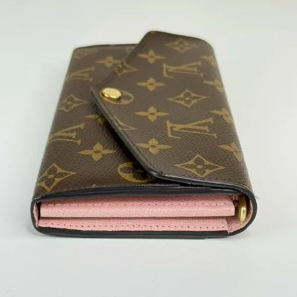 Louis Vuitton Monogram Canvas Wallet with Classic LV Logo Design - Picture 3 of 8